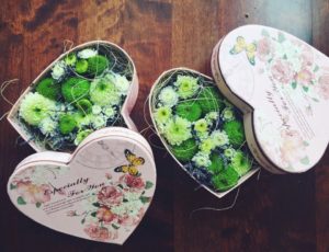 Цветы в коробочке в форме сердца от интернет-магазина ОкЦветок