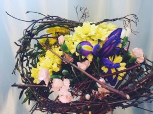 Кустовые хризантемы и другие цветы на каркасе из веток от интернет-магазина ОкЦветок