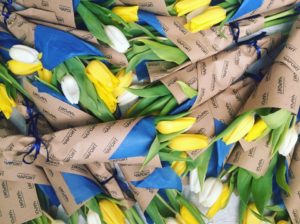 Тюльпаны в корпоративной упаковке из крафт-бумаги от интернет-магазина Ок Цветок в Перми
